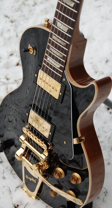 Black Nitrocellulose Les Paul — vintage color by Guitar Guru LLC